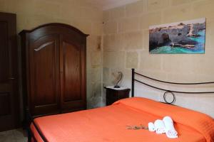 een slaapkamer met een bed met twee slippers erop bij Antica Dimora del Salento in Martano