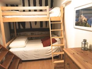 オンフルールにあるLe Charme Honfleuraisの二段ベッド2組付きの二段ベッド付きの部屋