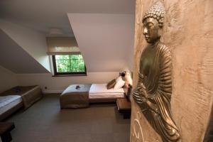 a room with a statue of a head on a wall at Apartamenty Giżycko in Giżycko