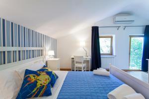 Postel nebo postele na pokoji v ubytování Villa Borgo Duino + 37 fotografií