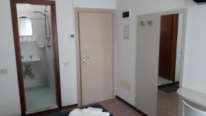Koupelna v ubytování B&B - Meuble' - Hotel " CORDIALE " + 37 fotografií