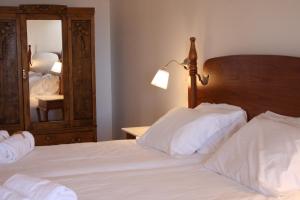 Cama ou camas em um quarto em Quinta Paços do Lago mais 37 fotos
