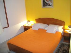 Een bed of bedden in een kamer bij Apartments Ivan Orlic