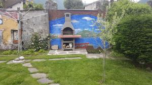 ein Haus mit einem Hund in einem Kamin im Hof in der Unterkunft Casa Muffin 3 in Cannobio