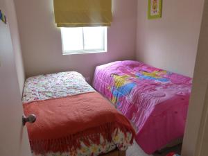1 dormitorio con 2 camas y ventana en Laguna vista 903, en Algarrobo