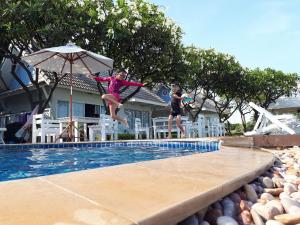 Bazén v ubytování Blue Sky Resort nebo v jeho okolí + 33 fotografií