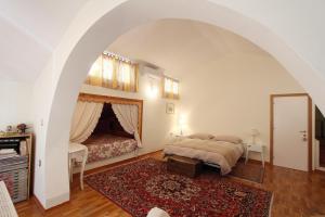 - une chambre avec un lit et un miroir dans l'établissement Villa Carol Appartamento e B&B, à Tollo