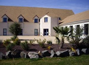 a house with a garden in front of a building at Domaine La Terrasse des Oliviers in Mansigné
