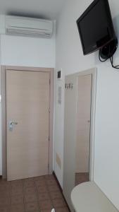 TV a/nebo společenská místnost v ubytování B&B - Meuble' - Hotel " CORDIALE "