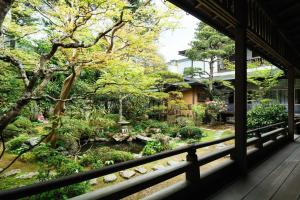 desde un porche con vistas al jardín en 高野山 宿坊 増福院 -Koyasan Shukubo Zofukuin- en Koyasan