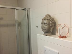 una estatua de una cabeza en un estante en un baño en Skarsnuten Panorama 67, en Hemsedal