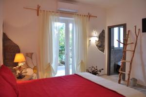Un pat sau paturi într-o cameră la B&B Les Chambres Rooms & Suite