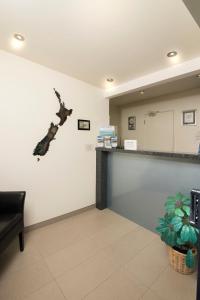 uma sala de espera num hospital com um dinossauro na parede em Bay Vista Waterfront Motel em Picton