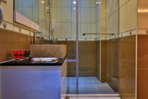 eine Dusche mit Glastür im Bad in der Unterkunft Dawn Of Tarot B&B in Taitung