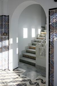 una habitación con escaleras y azulejos en el suelo en Dar Marsa Cubes, en La Marsa