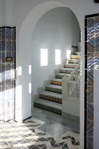 Zimmer mit Treppen und Fliesen auf dem Boden in der Unterkunft Dar Marsa Cubes in La Marsa