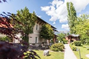 une maison avec un jardin et une terrasse dans l'établissement Vila Alice Bled - Adults only, à Bled