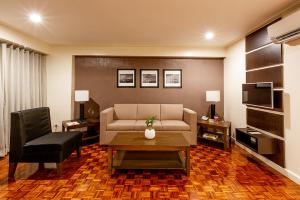 una sala de estar con un sofá y una mesa en Copacabana Apartment Hotel, en Manila