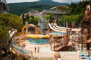 un parque acuático con tobogán y toboganes en Aquapark-Hotel Atlantida, en Yalta