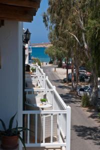 ein weißes Geländer auf einem Haus mit Meer in der Unterkunft Apollon Boutique Hotel in Parikia