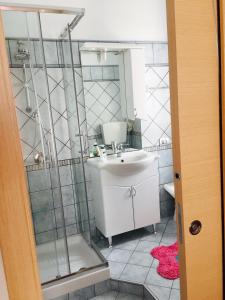 A bathroom at San Michele Még 37 kép