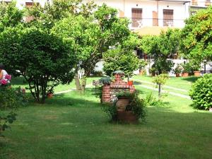 Ein Garten an der Unterkunft Hotel Marina