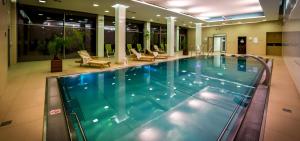 ein großer Pool in einem Gebäude in der Unterkunft Apartmánový dům Landek in Ostrava