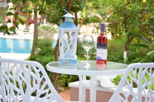 Nápoje v ubytovaní Dionyssos Village