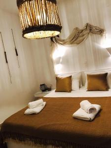 um quarto com uma cama com duas toalhas em To Maro em Kástron