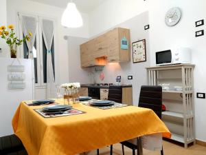 eine Küche und einen Tisch mit einem gelben Tischtuch in der Unterkunft Apartment Nice Venice in Mestre
