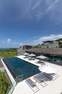Bazén v ubytování Tropical Castle Phuket by RESAVA nebo v jeho okolí