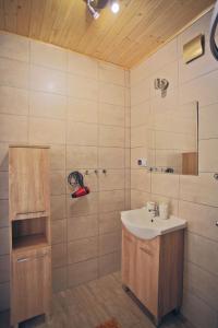 Phòng tắm tại Domki Letniskowe Lilka