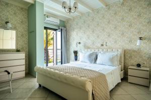 En eller flere senge i et værelse på Melina Apartments Pool View + 59 billeder