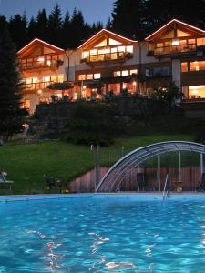 Bazén v ubytování Gartenhotel Rosenhof bei Kitzbühel nebo v jeho okolí