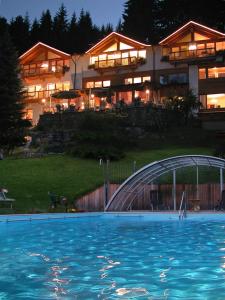 Piscina de la sau aproape de Gartenhotel Rosenhof bei Kitzbühel