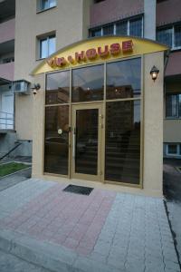 una entrada a un edificio con un cartel en VIP House Hotel, en Samara