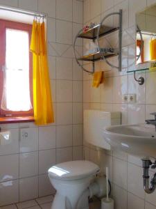 Koupelna v ubytování Pension Poschmühle + 10 fotografií