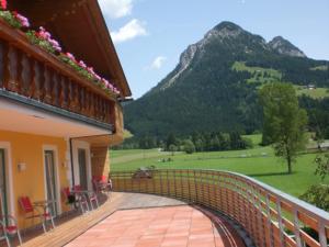 Vista generica sulle montagne o vista sulle montagne dall'interno dell'hotel