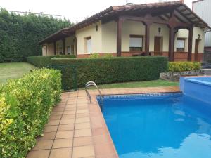 The swimming pool at or close to Apartamentos El Cazador