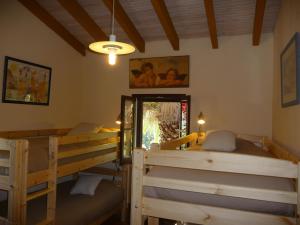 Uma ou mais camas em beliche num quarto em Casa Bougainvillea