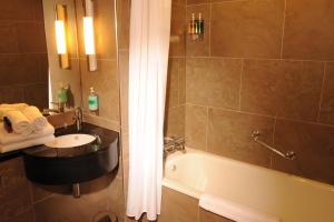 Koupelna v ubytování Treacy's Hotel Wexford + 17 fotografií