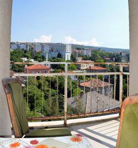 balcón con vistas a la ciudad en Meri Apartment, en Rijeka