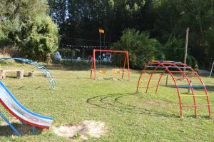 Zona de joacă pentru copii de la Cabañas Camping Sierra de Peñascosa