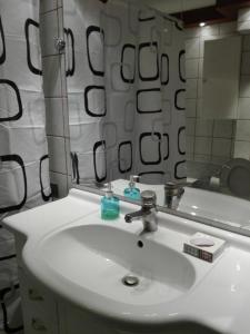 Kúpeľňa v ubytovaní Navarino Square Apartment + 29 fotografií