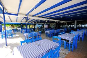 A restaurant or other place to eat at Galazio Limani - Rooms to let