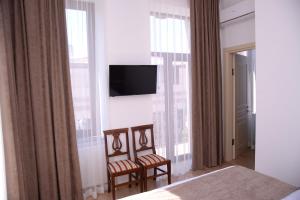 TV a/nebo společenská místnost v ubytování Hotel Varios + 37 fotografií