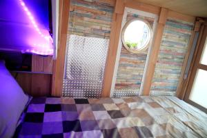 a small bedroom with a bed and a window at Cabane l'hiver in Arcachon +59 photos