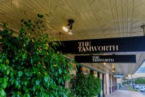 un bâtiment avec un panneau indiquant le tayloruthitt dans l'établissement The Tamworth Hotel, à Tamworth