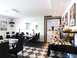 a restaurant with tables and chairs with food on display at Hotel Alt Büttgen in Kaarst