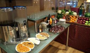 ein Buffet mit verschiedenen Speisen auf dem Tisch in der Unterkunft Capitol Hotel Jumeirah Dubai in Dubai